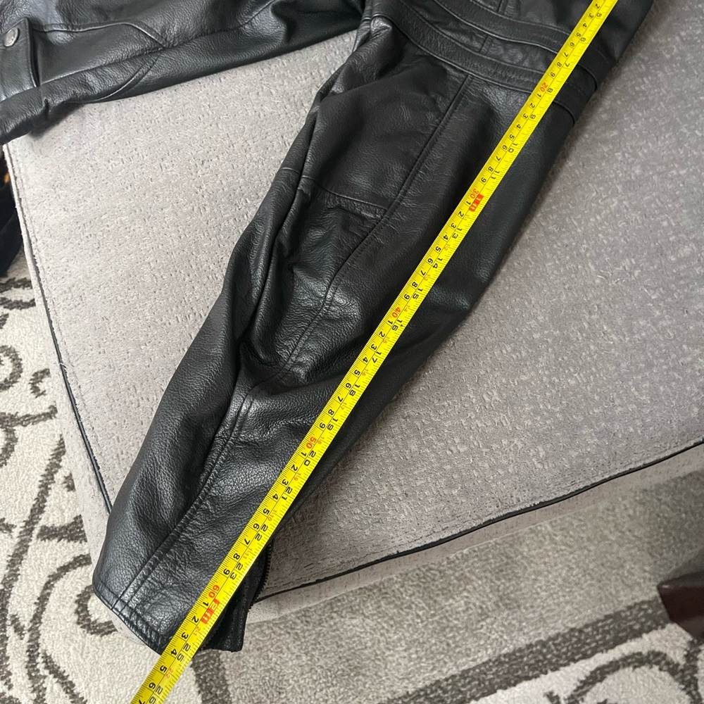 Woman’s Harley jacket, measurements in photos,non smoker. Runs more like LW